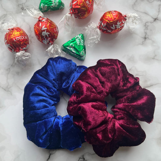 Styled overview of red and blue hair scrunchies velvet E for Eva