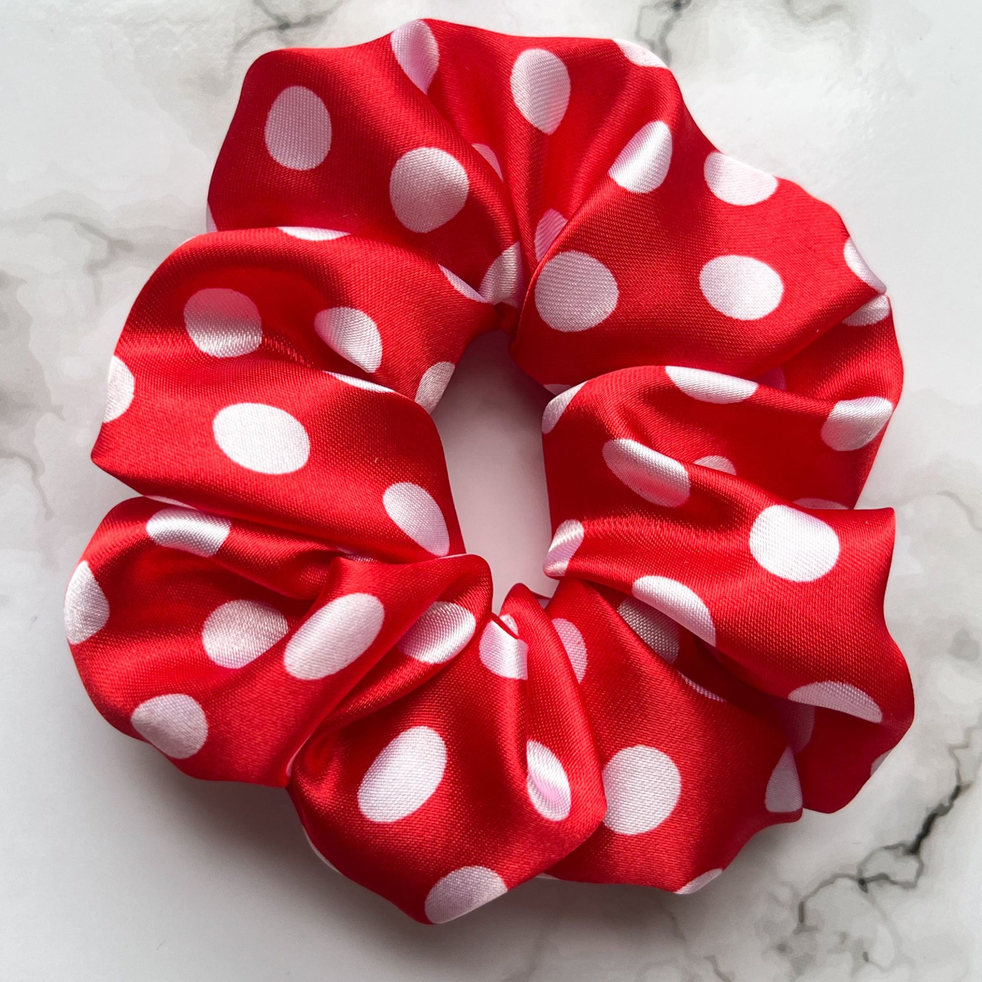Close up to red and white spots scrunchie Satin E for Eva